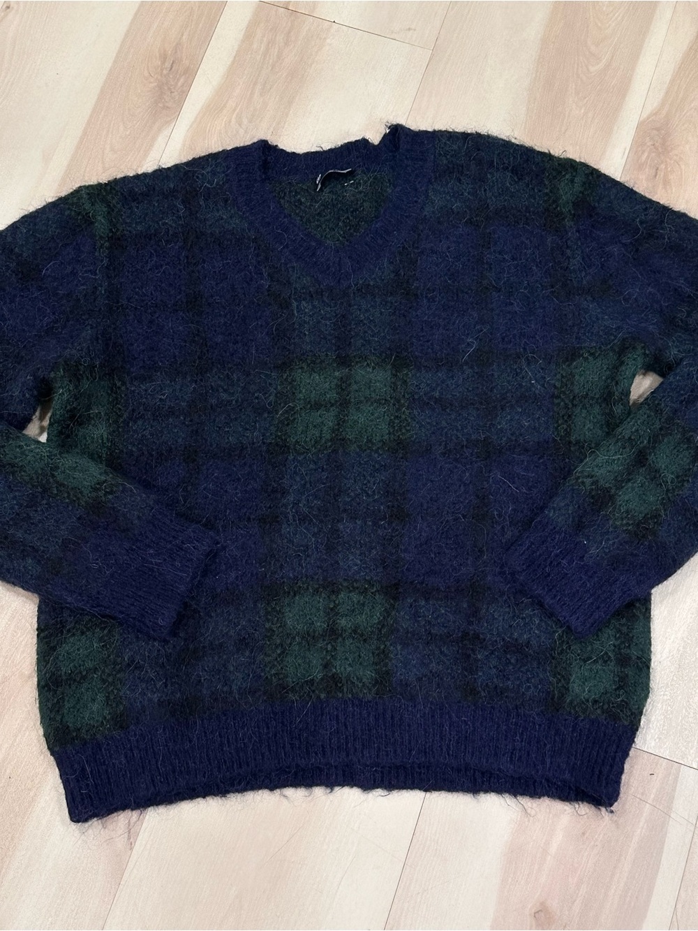 Gap Plaid V-Neck Sweater Blue Plaid Sz M soft, fuzzy texture preppy - Picture 5 of 11